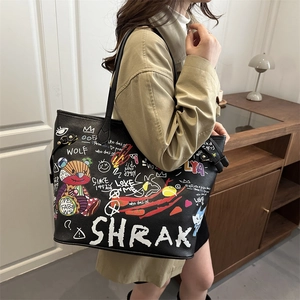 Sac seau noir pour femme avec graffiti d'ours et lettrage street art en vue à 45 degrés