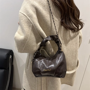 Sac nuage chic en cuir brillant plissé marron foncé avec bandoulière chaîne