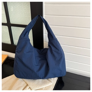 Detailopname van de grote marineblauwe shopper van gestructureerde nylon in stijl