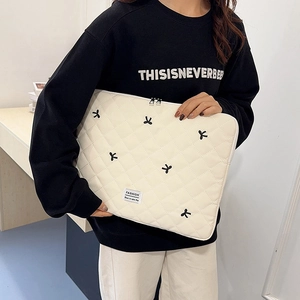 Funda acolchada blanco roto para tableta con bordados de lazos negros decorativos