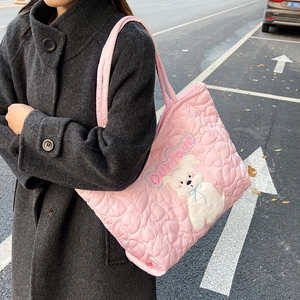 Rosa gesteppte Tragetasche mit Herzmuster, Welpen-Aufnäher und Our Fave Stickerei