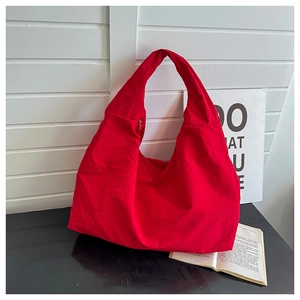 Detailweergave van de grote rode canvas tote bag met rits aan de zijkant en hobo stijl