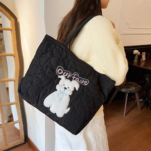 Schwarze gesteppte Herz-Tote-Bag mit flauschigem Welpen-Stick und Our Fave-Schriftzug