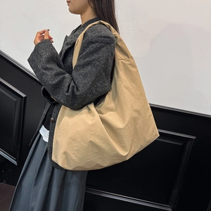 Minimalistische abrikooskleurige tote bag met grote capaciteit en geplooid ontwerp