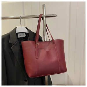 Détail du sac cabas en similicuir bordeaux avec sangle décorative et poche extérieure