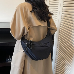 Borsa a tracolla a mezzaluna in nylon nero leggero per pendolari e attività sportiva