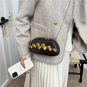 Elegante borsa da sera marrone scuro con trama a onde e catena dorata da donna