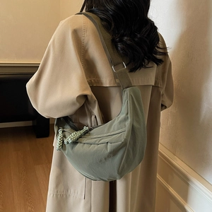 Borsa a tracolla a mezzaluna in nylon leggero verde salvia con tracolla regolabile