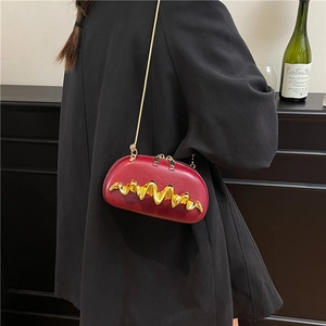Borsa da sera bordeaux con trama a onde, tracolla a catena dorata e inserto metallico