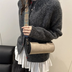 Borsa a cilindro beige con tracolla larga colorata a motivi etnici per donna moderna