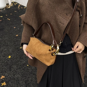 Borsa baguette vintage in camoscio marrone con anelli dorati e tracolla in pelle