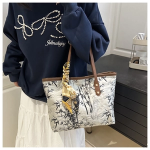 Détail du sac cabas style chinois avec imprimé bambou et poignée en cuir avec foulard
