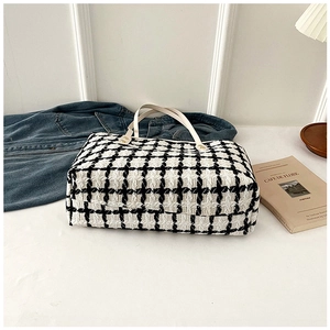 Primer plano del bolso tote de tweed blanco y negro con correas blancas finas y chic