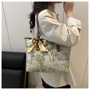 Détail du sac cabas en toile avec broderie de bambou vert et foulard en soie décoratif