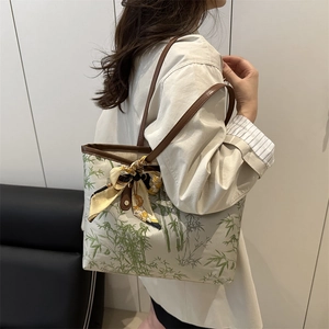 Sac fourre-tout style chinois avec motifs de bambou vert et élégant foulard en soie jaune