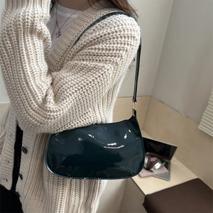Sac sous le bras minimaliste en cuir verni vert foncé avec fini brillant et détails dorés