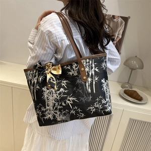 Sac fourre-tout élégant New Chinese à imprimé bambou et poignées en cuir, décor intérieur