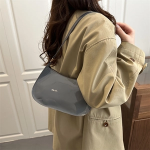 Sac baguette sous l'aisselle gris brillant minimaliste avec fine bandoulière femme