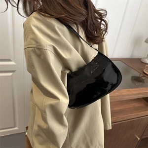 Sac baguette minimaliste en cuir verni noir brillant pour femme, porté épaule élégant