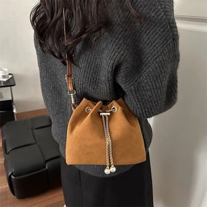 Sac seau rétro en daim caramel avec cordon de serrage perle et chaîne dorée