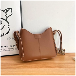 Détail du sac cabas en similicuir marron avec coutures verticales et bandoulière jacquard