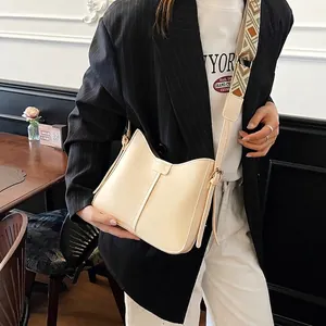 Sac seau beige rétro minimaliste avec large bandoulière tissée géométrique pour femme