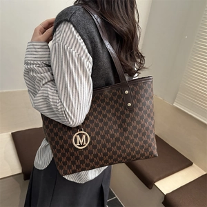 Sac cabas en cuir marron avec imprimé à motif M et breloque logo doré pour femme