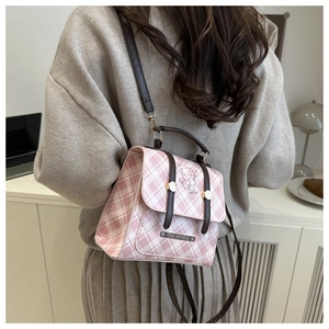 Details der rosa karierten Handtasche mit Bärenprint und hochwertigem Metall-Namensschild