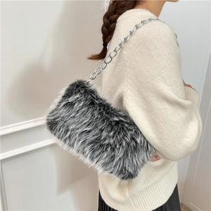 Sac à bandoulière chic en fausse fourrure noire et blanche avec chaîne en métal argenté