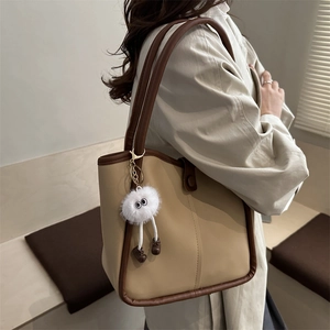 Sac fourre-tout rétro bicolore beige et marron en cuir PU avec pendentif en peluche