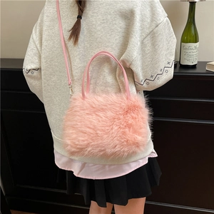 Sac seau en fausse fourrure rose avec doubles poignées et bandoulière amovible