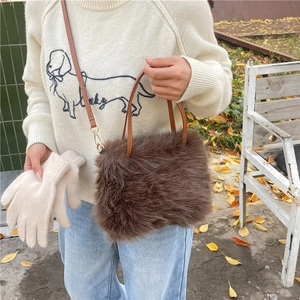 Sac seau en fausse fourrure marron avec lanières en cuir et gants tricotés pour automne hiver