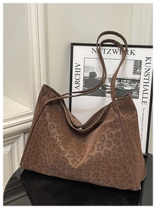 Gros plan d'un sac cabas vintage à motif léopard avec de fines bretelles sur un miroir