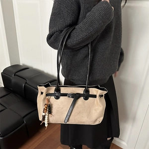 Sac fourre-tout en daim beige avec bandoulière en cuir noir et breloque perlée chic