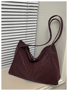 Détails du sac fourre-tout bordeaux à imprimé léopard avec fermoir en métal poli