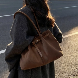 Grand sac cabas marron en daim pour femme, sac à bandoulière élégant et minimaliste