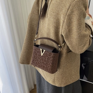 Sac bandoulière tendance imprimé léopard marron avec logo V doré et sangle réglable