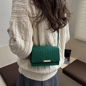 Elegant green crocodile pattern crossbody bag with golden metal trim for winter fashion