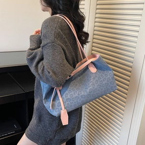 Chic blue leopard print tote bag with pink handles for women in autumn and winter fashion