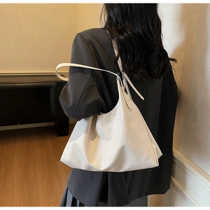 Vista posteriore di una modella con borsa tote bianca che mostra dimensioni e ecopelle morbida