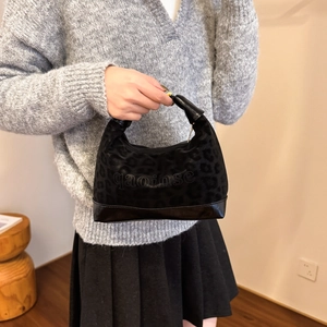 Sac à main noir en forme de croissant avec motif léopard, poignée et fermeture éclair
