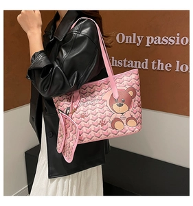Détail du sac cabas rose avec imprimé ours et motif chevron sur la bandoulière