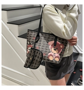 Détail du grand sac cabas taupe avec imprimé ours et pochette assortie sur modèle