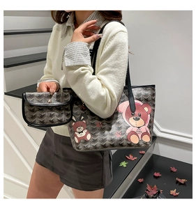 Détail d'un grand sac cabas gris avec motif géométrique et imprimé ours mignon