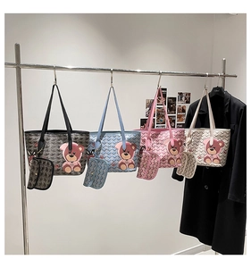 Détail de sacs fourre-tout avec motif à chevrons et illustrations d'ours roses mignons