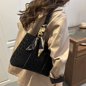 Sac fourre-tout noir à imprimé léopard pour femme avec foulard décoratif en soie vintage