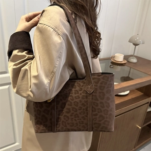 Sac fourre-tout rétro imprimé léopard marron pour femme dans un style vintage chic