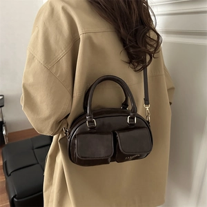 Sac fourre-tout marron chocolat minimaliste en similicuir brillant avec bandoulière