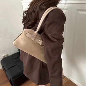 Sac à épaule minimaliste en daim kaki pour femme, modèle spacieux porté par un mannequin