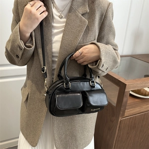 Sac fourre-tout tendance en cuir noir avec doubles poches avant et détails dorés